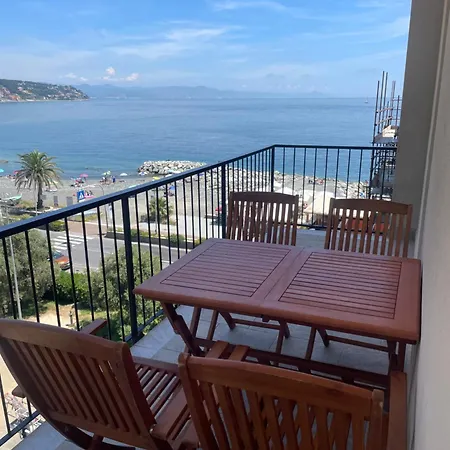 Con Terrazza Fronte Mare Apartment *